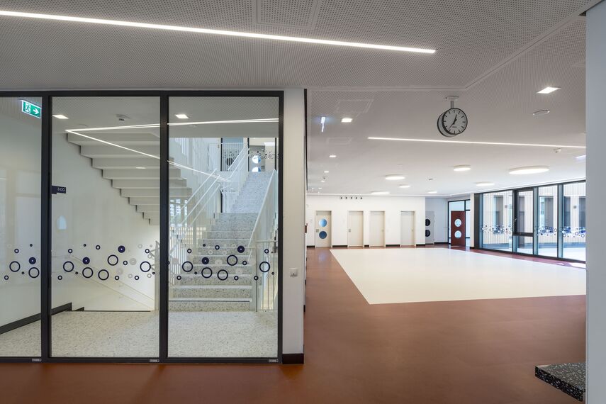 thermfix vario Facciate, fuego light Finestre, presto 50 Porte and unico Porte - Olly-Schwarz-Schule in Vienna located in Wien, Austria