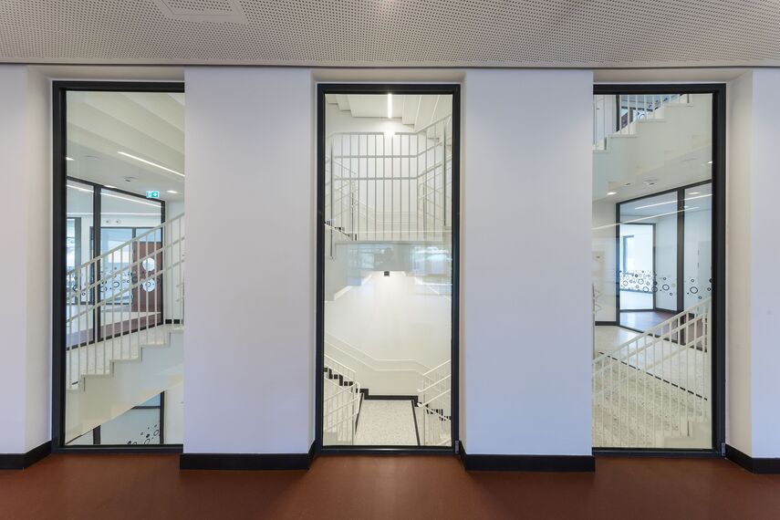 thermfix vario Facciate, fuego light Finestre, presto 50 Porte and unico Porte - Olly-Schwarz-Schule in Vienna located in Wien, Austria