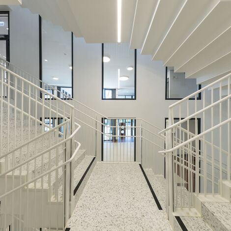 thermfix vario Facciate, fuego light Finestre, presto 50 Porte and unico Porte - Olly-Schwarz-Schule in Vienna located in Wien, Austria