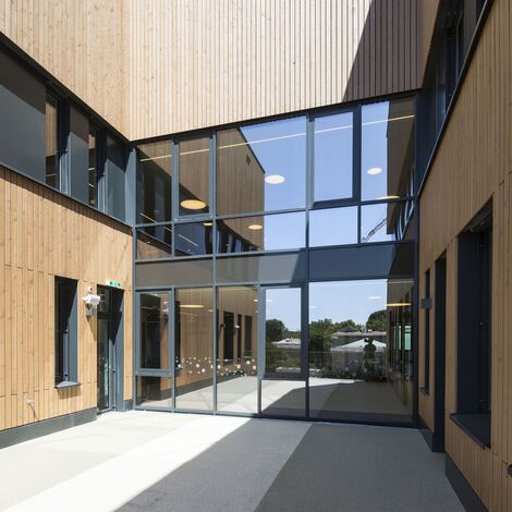 thermfix vario Facciate, fuego light Finestre, presto 50 Porte and unico Porte - Olly-Schwarz-Schule in Vienna located in Wien, Austria
